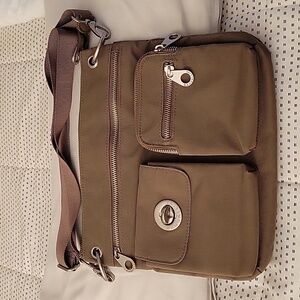 Baggallini Sydney Multi-compartment Crossbody Bag & Removable Wristlet Lite Wt.